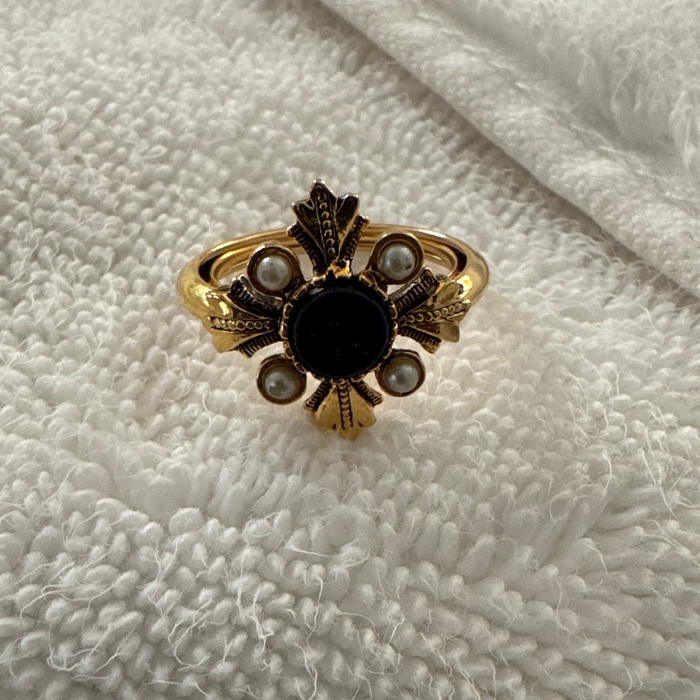 Avon Gold Ring with Black and Pearl Details - Picture 3 of 6